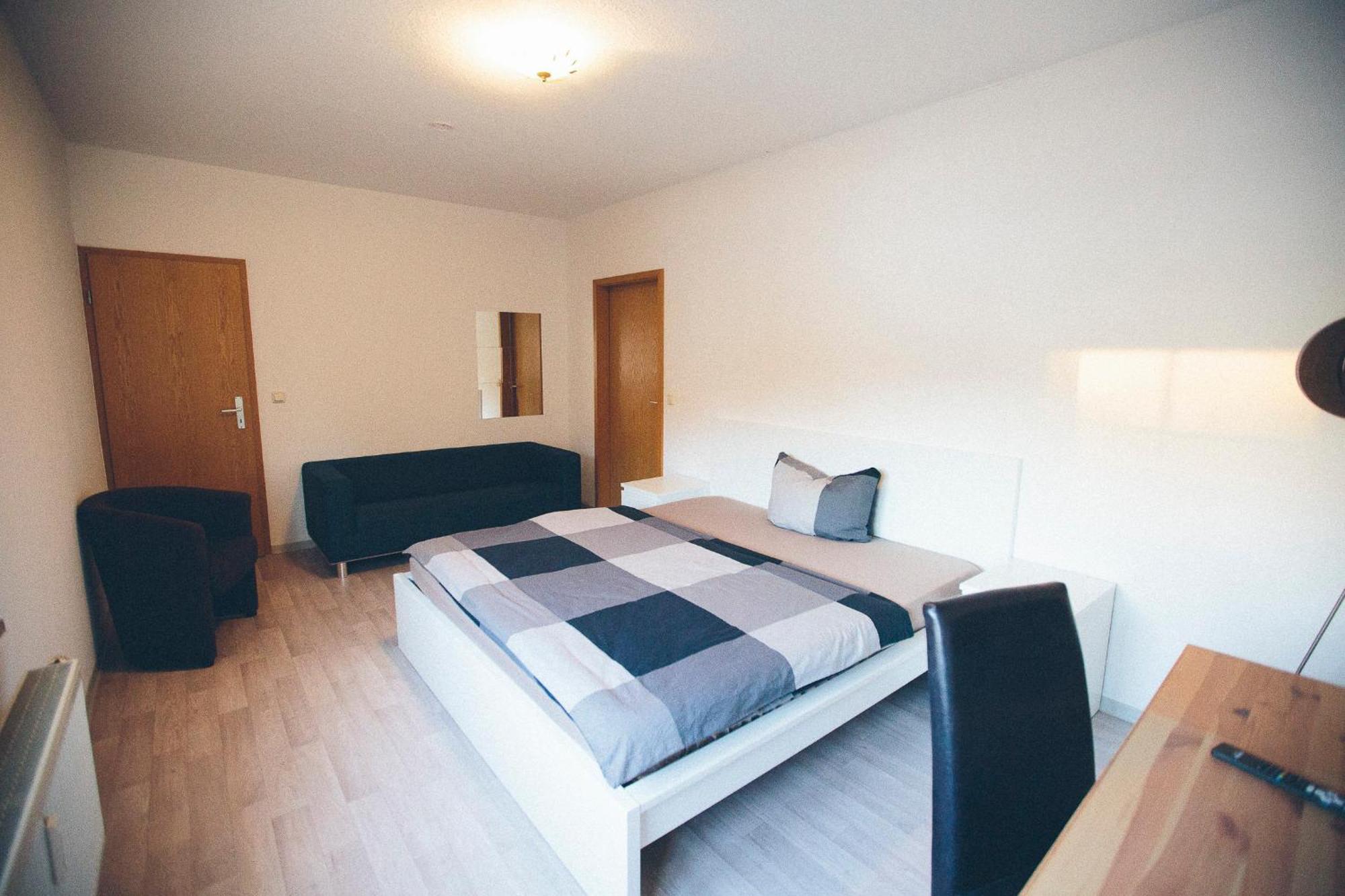 Grosse & Voll Ausgestattete Apartments, Studios, Doppelzimmer, Workspace, Parkplatz, Netflix, Prime & Schnelles Wifi In Ruhiger Lage Mit Garten Rudolstadt Kültér fotó