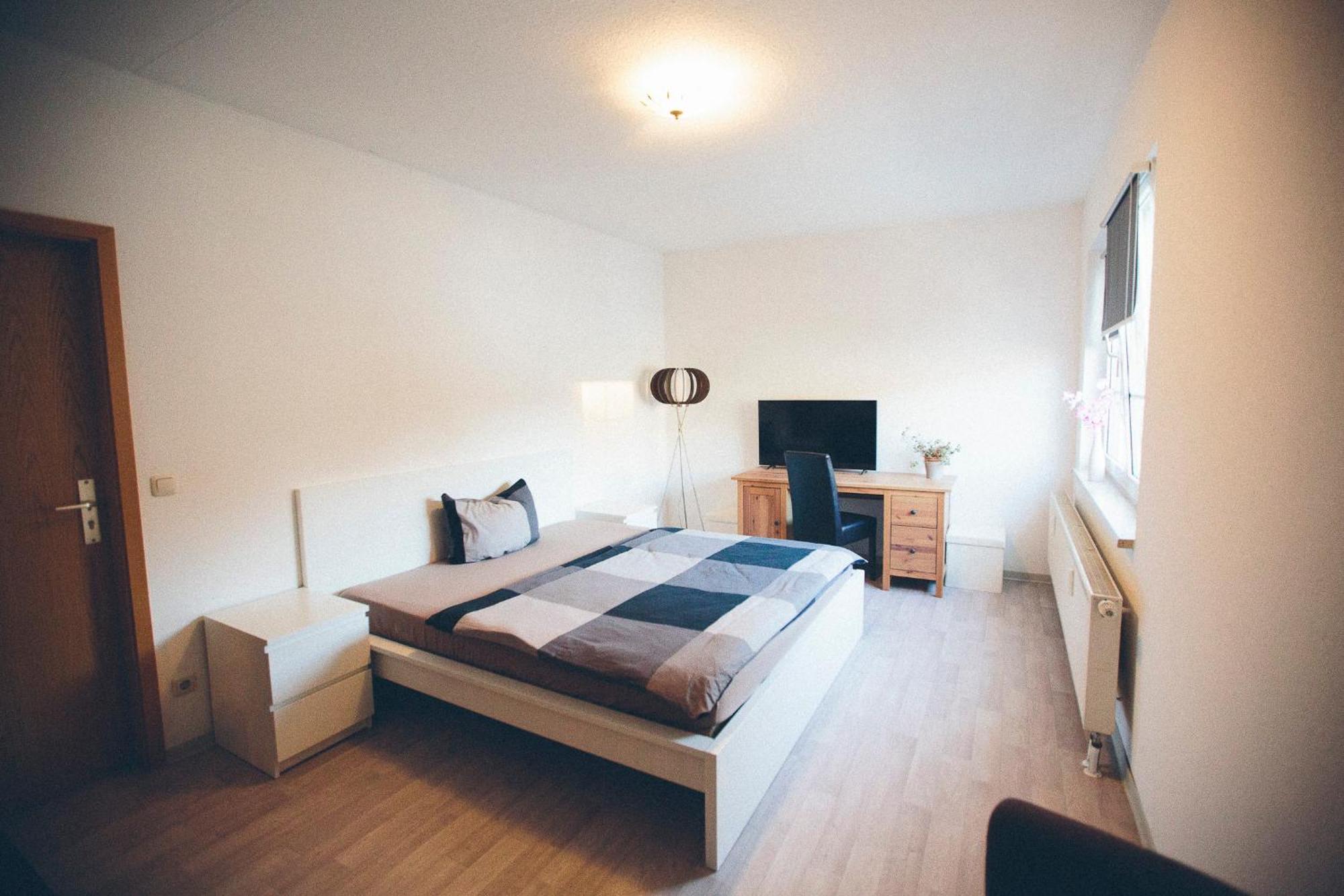 Grosse & Voll Ausgestattete Apartments, Studios, Doppelzimmer, Workspace, Parkplatz, Netflix, Prime & Schnelles Wifi In Ruhiger Lage Mit Garten Rudolstadt Kültér fotó