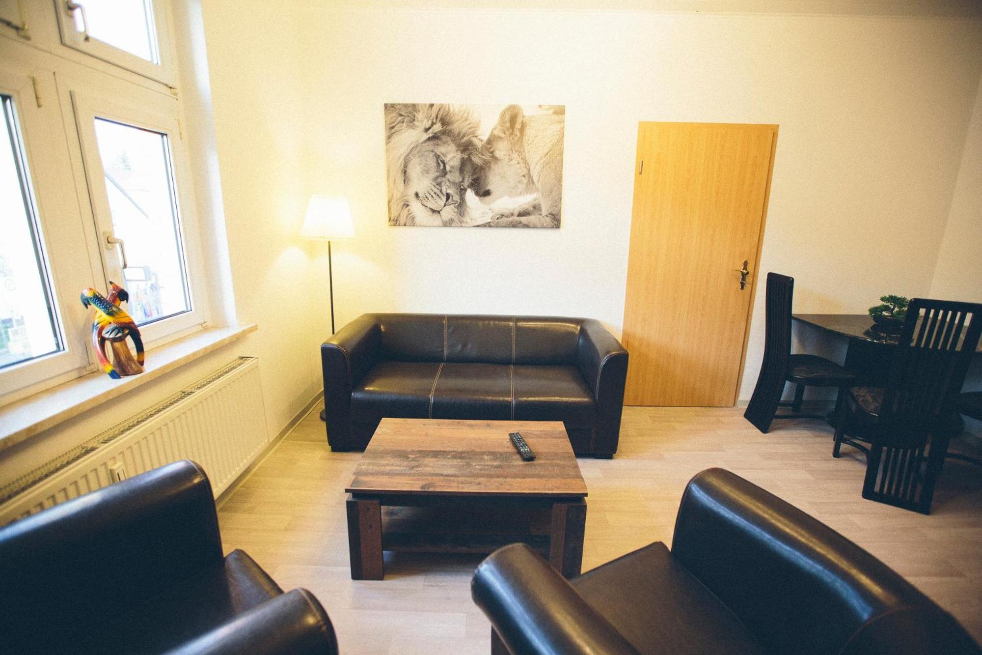 Grosse & Voll Ausgestattete Apartments, Studios, Doppelzimmer, Workspace, Parkplatz, Netflix, Prime & Schnelles Wifi In Ruhiger Lage Mit Garten Rudolstadt Szoba fotó
