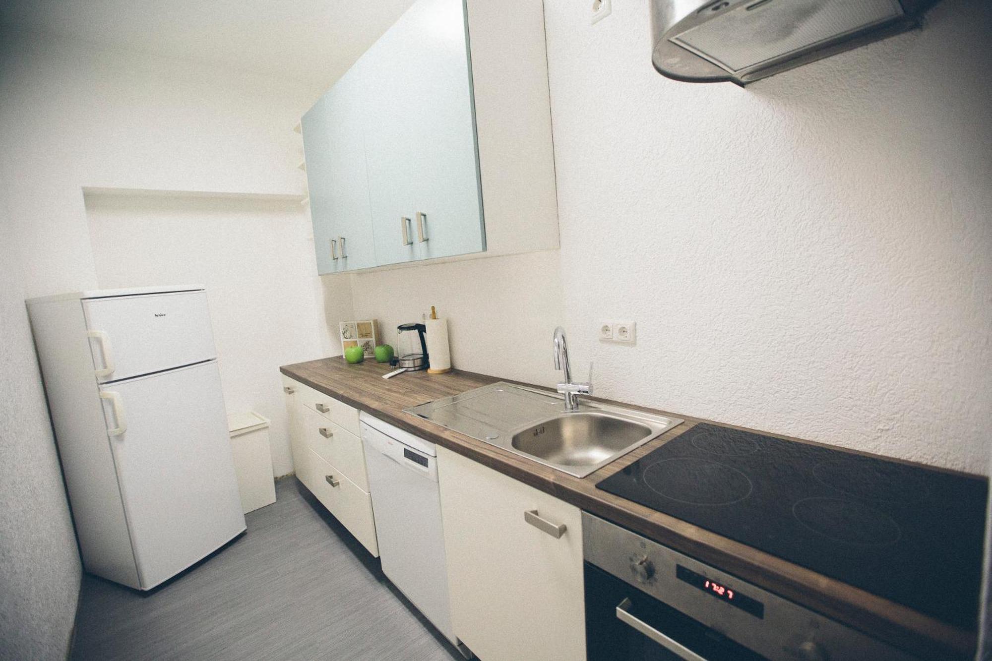Grosse & Voll Ausgestattete Apartments, Studios, Doppelzimmer, Workspace, Parkplatz, Netflix, Prime & Schnelles Wifi In Ruhiger Lage Mit Garten Rudolstadt Szoba fotó