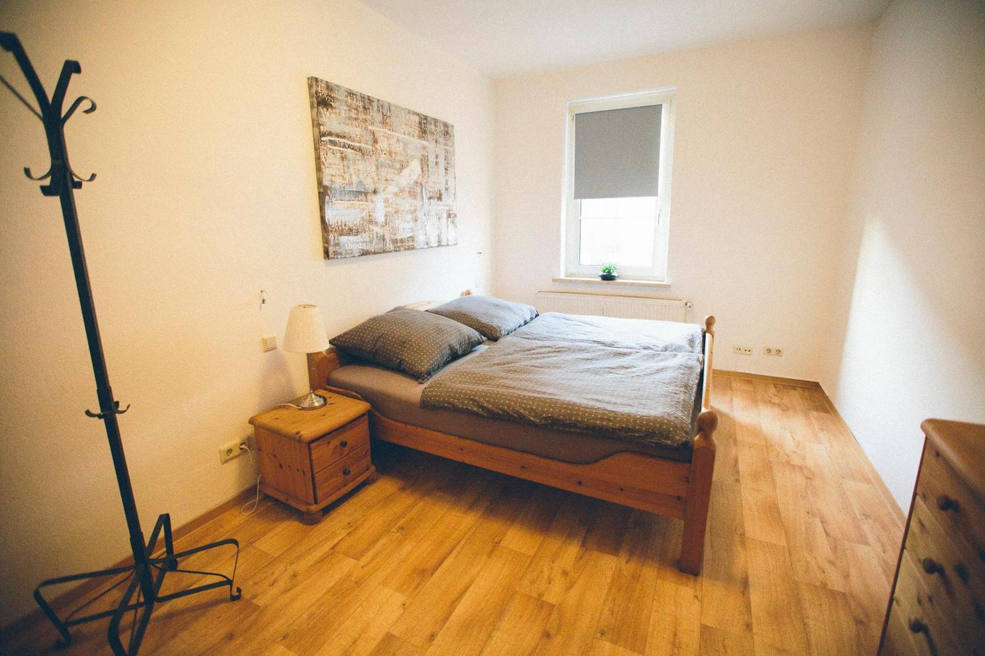 Grosse & Voll Ausgestattete Apartments, Studios, Doppelzimmer, Workspace, Parkplatz, Netflix, Prime & Schnelles Wifi In Ruhiger Lage Mit Garten Rudolstadt Szoba fotó