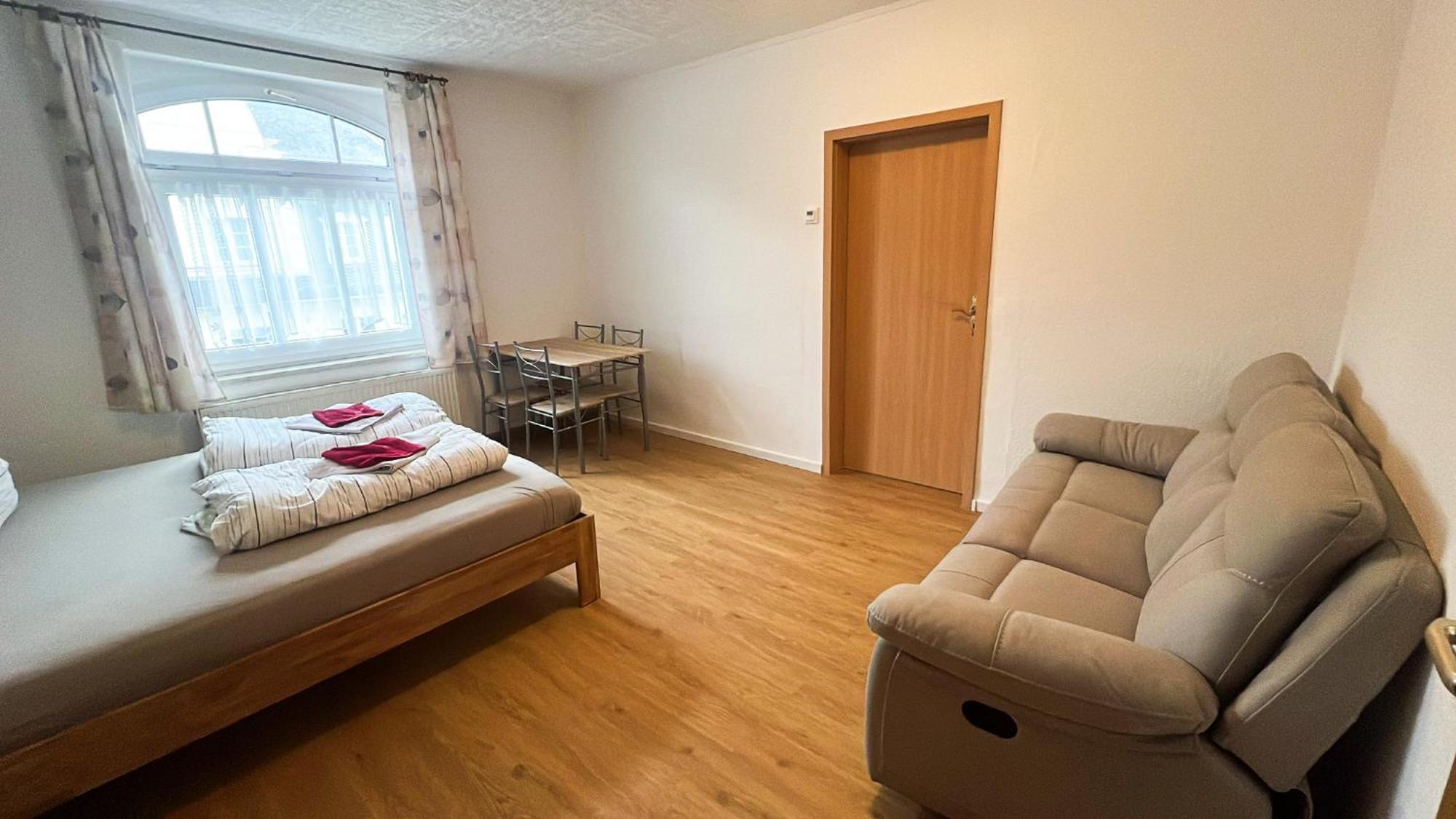 Grosse & Voll Ausgestattete Apartments, Studios, Doppelzimmer, Workspace, Parkplatz, Netflix, Prime & Schnelles Wifi In Ruhiger Lage Mit Garten Rudolstadt Szoba fotó
