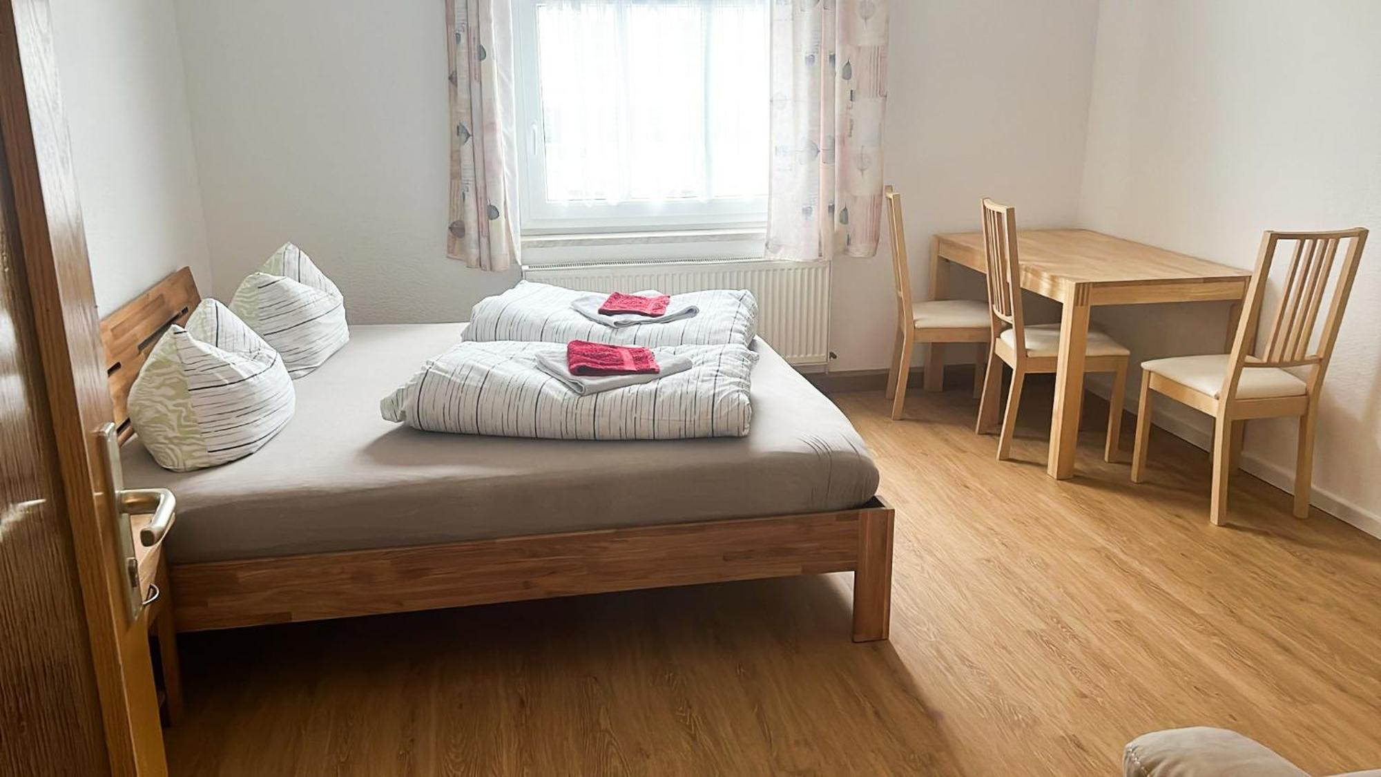 Grosse & Voll Ausgestattete Apartments, Studios, Doppelzimmer, Workspace, Parkplatz, Netflix, Prime & Schnelles Wifi In Ruhiger Lage Mit Garten Rudolstadt Szoba fotó