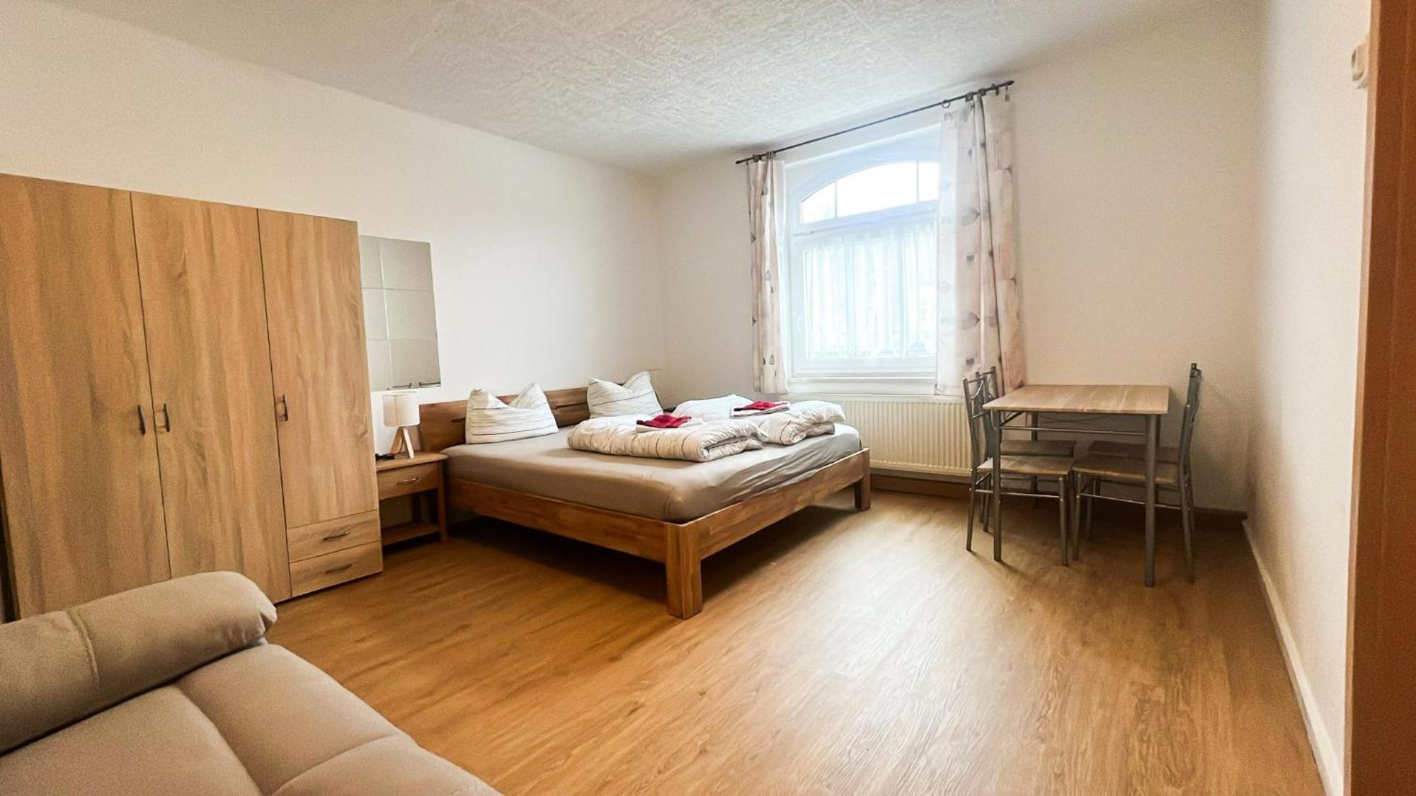 Grosse & Voll Ausgestattete Apartments, Studios, Doppelzimmer, Workspace, Parkplatz, Netflix, Prime & Schnelles Wifi In Ruhiger Lage Mit Garten Rudolstadt Szoba fotó